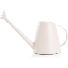 Regador para uso interno com capacidade generosa de água e bocal de enchimento amplo, feito de resina PP resistente a impactos, garantindo