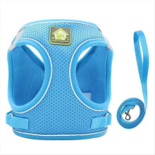 Colete refletivo para cães e gatos com guia, em malha respirável e ajustável, ideal para passeios ao ar livre em animais de pequeno e médio porte.