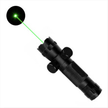 Der grüne Laserstift ist nach oben, unten, links und rechts verstellbar. Infrarot-Einstellgerät mit Kalibrator, manuell einstellbar.