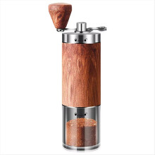 Moedor de café manual portátil com acabamento em madeira, aço inoxidável e mós de cerâmica, acionado por manivela, ideal para casa e viagens.
