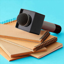 10 pezzi Microfono MarkFlag Mic Station-Cube Square Interview Box Stand Flags Supporto a forma di reporter Iniezione, nero