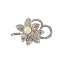 Broche de flor elegante con cristal brillante creado y perla para boda o graduación de Navidad.