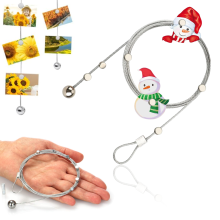 Corda magnética para fotos, ideal para fixar imagens com segurança. Fácil de montar, com laço na parte superior para pendurar. Ímãs potentes e