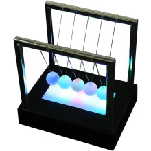 Pêndulo de Newton, instrumento científico que demonstra a conservação de energia em ação. Design elegante em plástico quadrado, longa vida