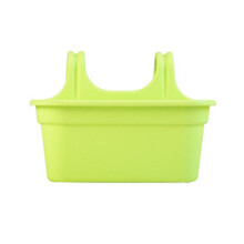 Panier suspendu en fer forgé avec pot de fleurs en plastique. Pot de fleurs suspendu élégant pour la décoration intérieure et extérieure.