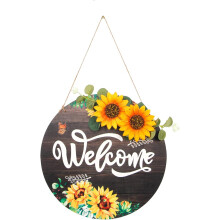 Ambachtelijke, rustieke verandaversiering, rond houten welkomstbord met zonnebloemmotief voor de voordeur, brengt een zomerse sfeer in huis (vintage