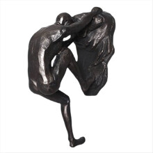 Kletternder Mann, Wandfigur, Hängende Skulptur, Moderne schwarze Harzstatue, Einzigartige Dekoration