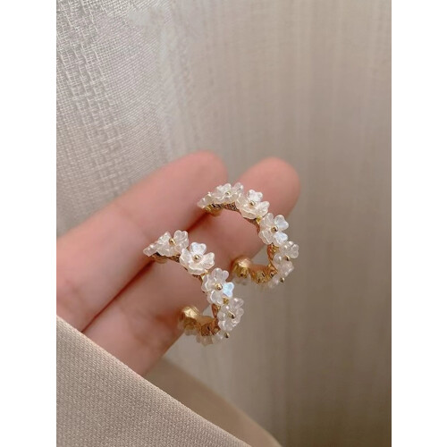 Ohrringe mit Blumendekor zum Valentinstag