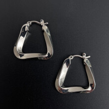 Lange, schlichte, elegante Dreiecksohrringe für Damen – ein trendiger Hingucker aus Platin.