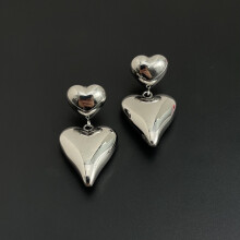 Goldene Herzohrringe für Damen, leichter Luxus, exklusives Design, hochwertige und exquisite Ohrringe mit besonderem Temperament, Silber