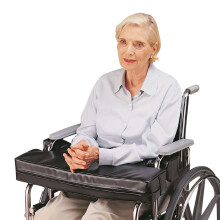 Skil-Care 2,5 tum tjock kudde Lap Top brickkudde med utskrningar Passar 18 tum halvarmsrullstolar Skert och bekvmt std Svart 307042