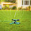 Aspersor para jardim com rotação automática de 360 graus e design de três braços, fácil de usar e manter. 5