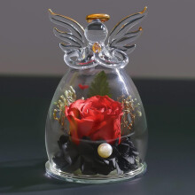 Engelenbeeldjes, symbool van eeuwige liefde met geconserveerde bloemen voor vrouwen