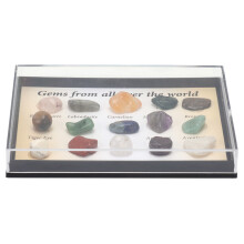 Assortiment helende stenen, kristalertsmonsters voor het balanceren van chakra's en positieve energieën.