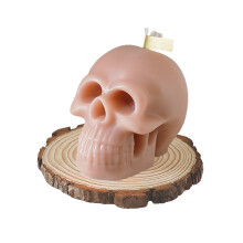 Da rienda suelta a tu creatividad con este molde de silicona con forma de calavera, ideal para decorar en Halloween y crear velas góticas,
