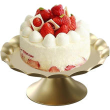 Elegante goldene Tortenplatte, luxuriöse Dessertpräsentation, mehrstöckige goldene Tortenplatte, hoch