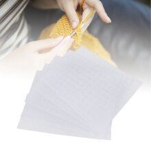 Kunststoff-Mesh-Leinwandblatt 7-Loch pro Zoll 33,5 26 cm Weiß mit 4 Stricknadeln