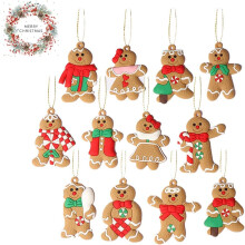 Decoraties van klei in de vorm van peperkoek, met een kunstmatige glazuurlaag en pepermuntjes, perfect voor deur- en raamdecoratie.