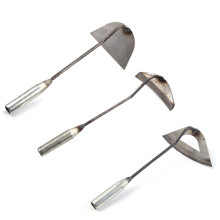 Hohlstahl-Gartenhacke, handgeschmiedet mit ergonomischem Design, robuste Gartenhacke zum Auflockern von Erde und Laub.