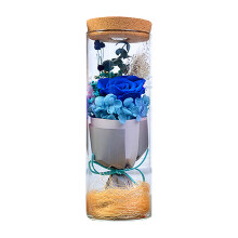 Tidlösa buketter av äkta blommor, önskeflaska med evig blomma och stämningsljus, inomhusdekoration som present till henne