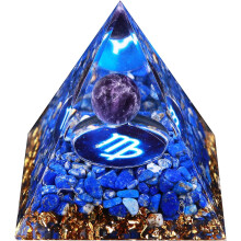 Orgone piramide voor positieve energie, set van natuurlijke kristallen helende stenen voor yoga en meditatie, trekt succes en wijsheid aan.