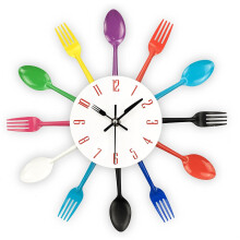 Relógio de parede gourmet para cozinha com design criativo de talheres e superfície espelhada 3D, que adiciona um toque único à decoração da
