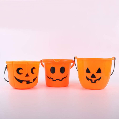 Απαραίτητος κουβάς για το Spooky Season, διακοσμημένος με μαγευτικά φαναράκια Jack O'Lanterns, 2