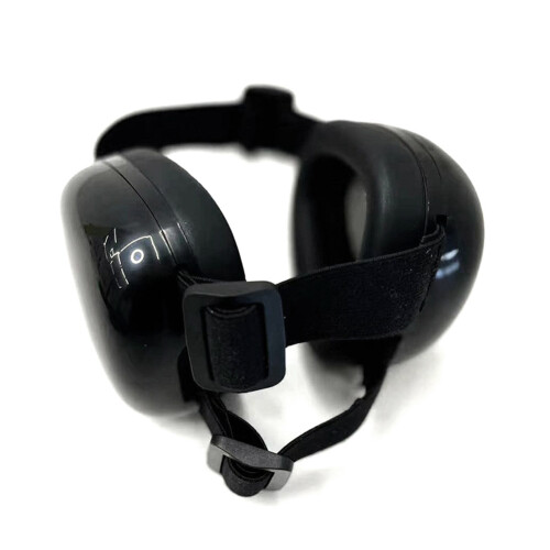 Protetores auriculares para cães com cancelamento de ruído, na cor preta.