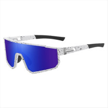 Óculos esportivos polarizados coloridos com lentes espelhadas para ciclismo e atividades ao ar livre, nas cores branco e azul.