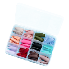Luxe, kleurrijke kunstnagels, acryl nageltips die de hele nagel bedekken voor een manicure van salonkwaliteit. Duurzaam, ademend materiaal zorgt voor