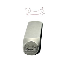 Detaillierte Metallstempel mit Hundemotiv.-Wende mit dem Hund