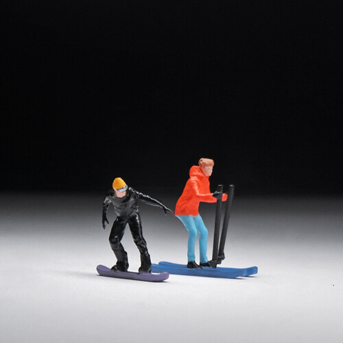 2Pcs Miniature Skiing People Figurine 1:64 Scale Hand Painted 2