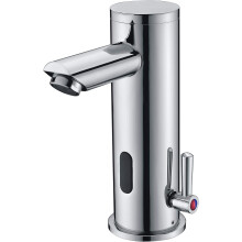 Accessorio per il bagno a mani libere: rubinetto automatico con sensore e funzione fontana, facile da installare, ideale per chi ha animali domestici.