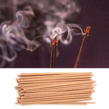Eine Schachtel natürliche Räucherstäbchen, Aromatherapie-Duft, frische Raumluft, Gewürze (Sandelholz)