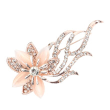 Duurzame broche van legering met bloemmotief en strass-steentjes voor feesten en banketten.