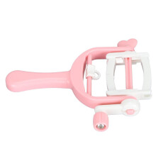 Pequeña máquina para hacer borlas que ahorra tiempo para hacer pompones de lana en color rosa.