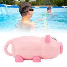Speelgoed watersproeier in de vorm van een varken, gemaakt van plastic, in de vorm van een strandsproeier.