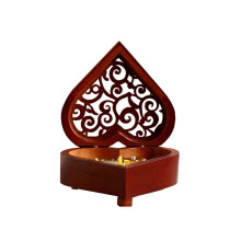 Herzförmige Spieluhr aus Holz – geschnitzt, vergoldet, 10 x 10 x 4,3 cm