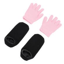 Set aus rosa Handschuhen und schwarzen feuchtigkeitsspendenden Gelsocken für Hände und Füße