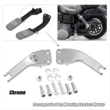 Staffa di montaggio cromata per pedane passeggero per Harley Dyna Super e Wide G