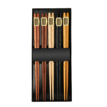 Conjunto de pauzinhos reutilizáveis, em madeira natural com revestimento especial e design antiderrapante.