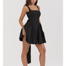 Zwarte mini-jurk met open rug en strik, maat S-L, polyester, geschikt voor feestjes en casual gelegenheden.