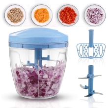 Silencieux, compact et idéal pour les voyages, ce robot culinaire est doté de lames sûres pour trancher, mélanger légumes, fruits, herbes et