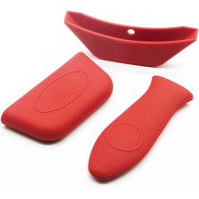 Accessorio da cucina resistente al calore, il coprimanico in ghisa garantisce una cottura sicura grazie al design ergonomico, mentre la guaina in