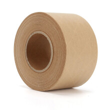 Duurzame, watergeactiveerde tape voor veilige verpakking. Glasvezelversterkte verpakkingstape met hoge kleefkracht en kraftpapieren drager. Extra
