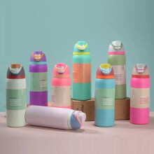 Geïsoleerde roestvrijstalen waterfles, lekvrij ontwerp met ingebouwd rietje en deksel met drukknop, dubbelwandige geïsoleerde thermosfles voor
