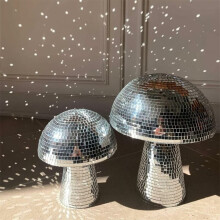 Feestelijke paddenstoelen: Discobal in de vorm van een paddenstoel, sfeerversterker voor feestjes, reflecterend ontwerp voor levendige vieringen,