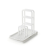 Escorredor de mamadeiras de dois níveis, solução vertical que economiza espaço para organização eficiente da cozinha e do quarto do bebê.