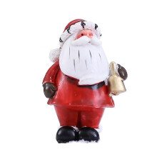 Klassische Weihnachtsmannfiguren, mehrfarbiges Keramikgeschirr mit handgefertigtem Weihnachtsschmuck für ein fröhliches Fest.