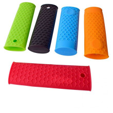 Supporto per manico in silicone alimentare per uso in cucina, manicotto per manico di pentola facile da pulire con protezione isolante, design